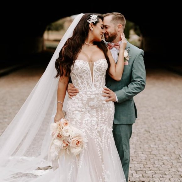 Calla Blanche Lilia Wedding Dress with Matching Cathedral Veil - Picture 4 of 12